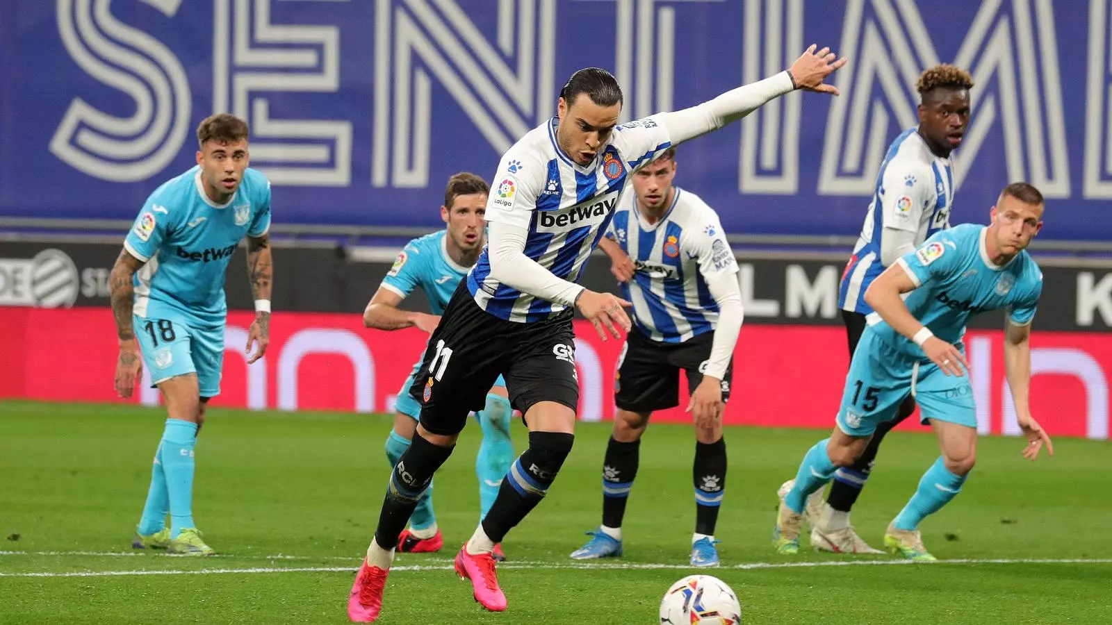 Raúl De Tomás, a punt de llançar de panenka -i fallar- un penal la darrera jornada contra el Leganés.