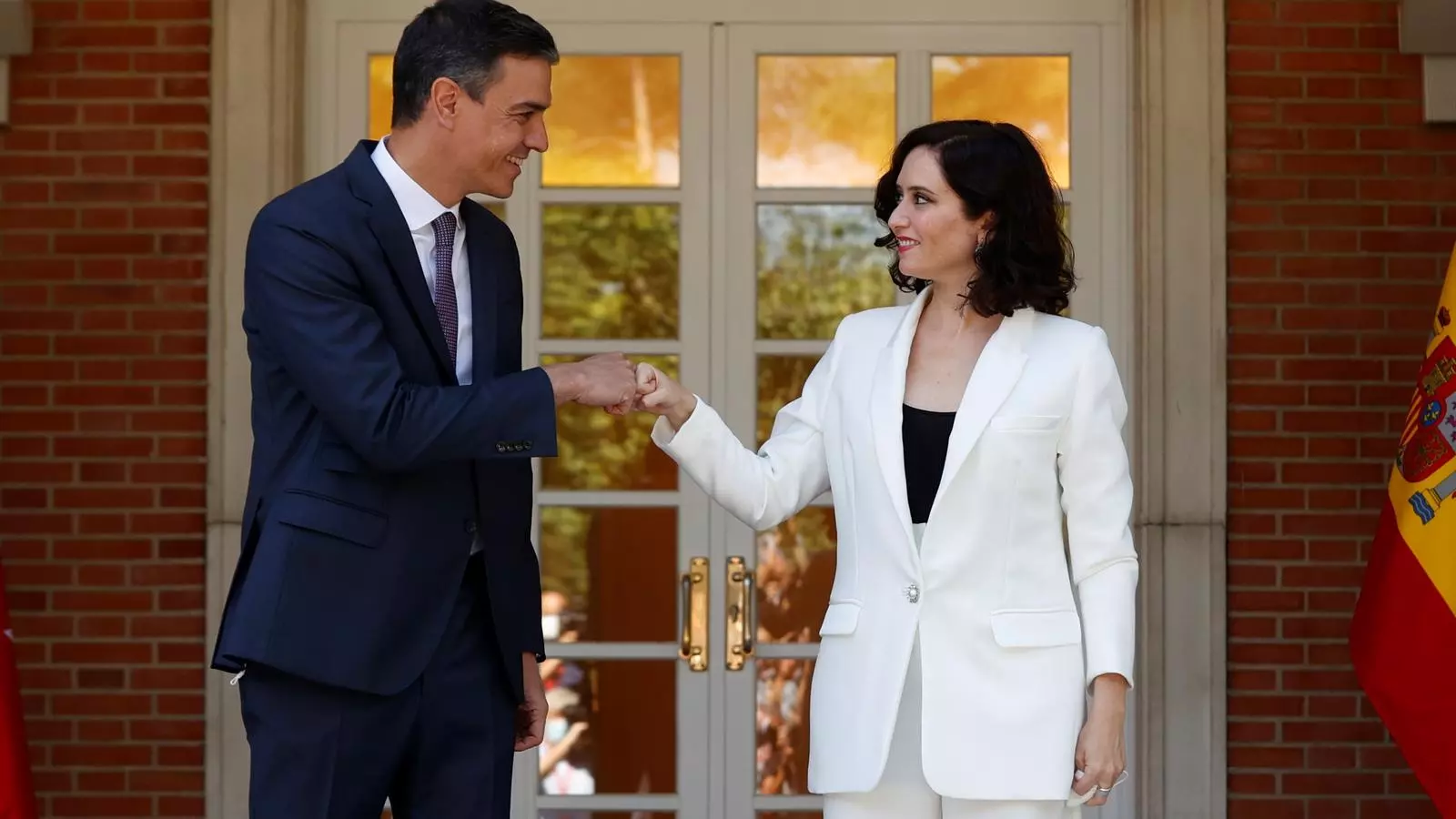El presidente del gobierno español, Pedro Sánchez, y la presidenta madrileña, Isabel Díaz Ayuso, a las puertas de la Moncloa.
