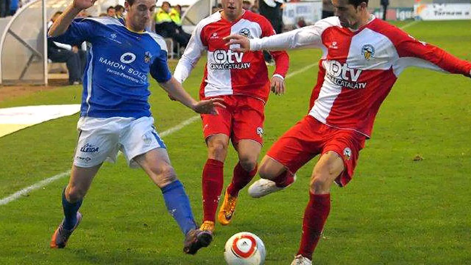 Rayo pressiona una jugada davant la mirada de Marc Fernández en segon pla