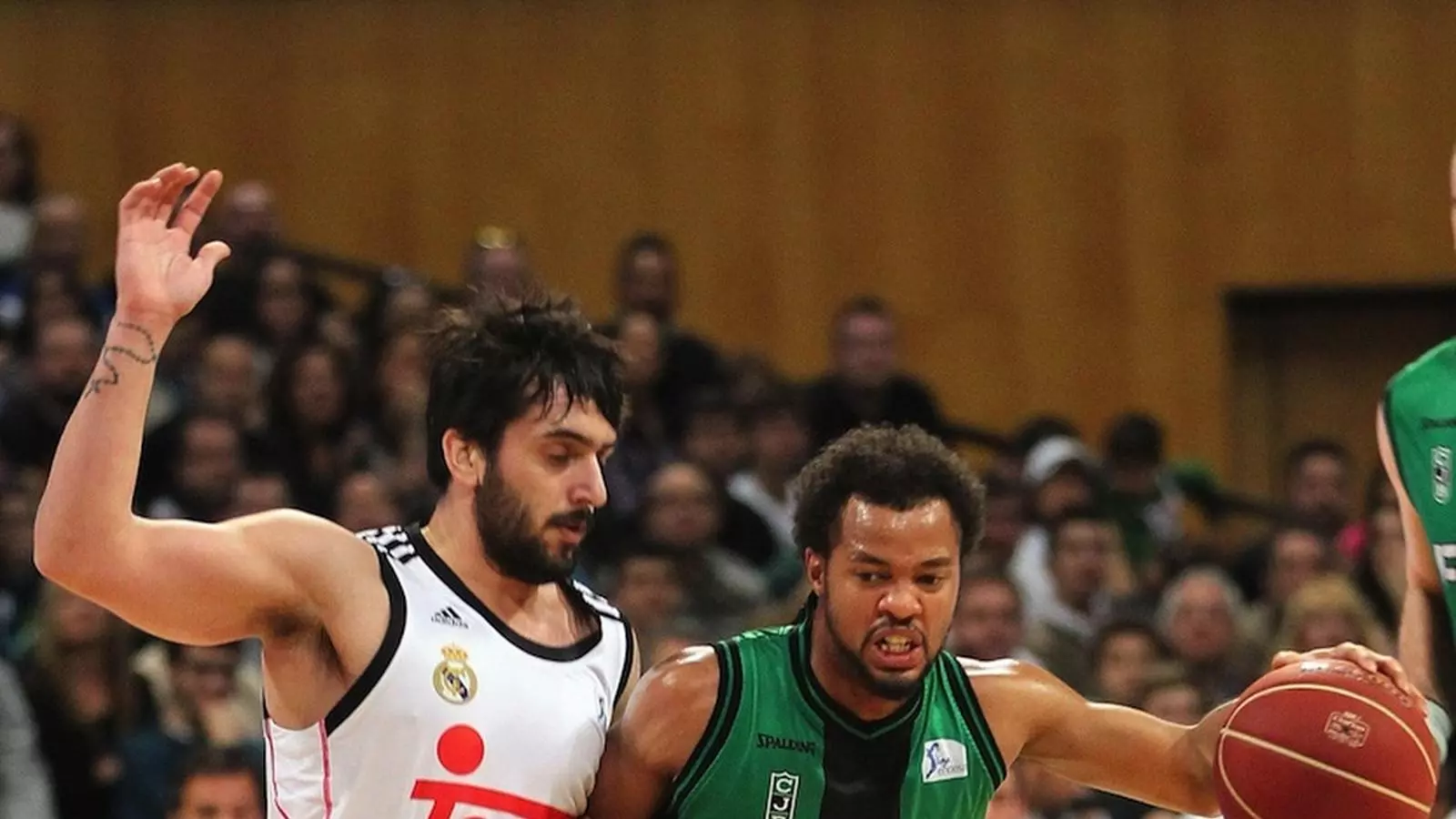 Hannah, de la Penya, controla la pilota davant la pressió de Campazzo, del Madrid / TONI GARRIGA / EFE