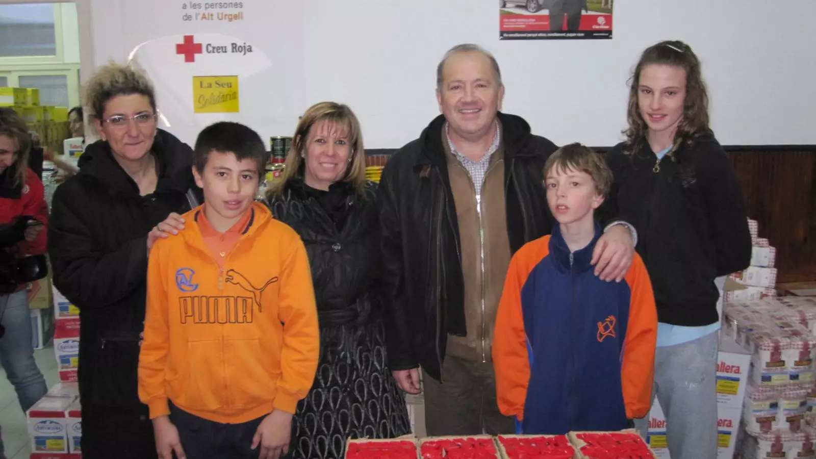 El lliurament ha anat a càrrec d'una representació dels alumnes de l'escola Albert Vives, acompanyats pel seu director, Isidor Alberich, i la presidenta de l'AMPA, Rosa Ginesta.