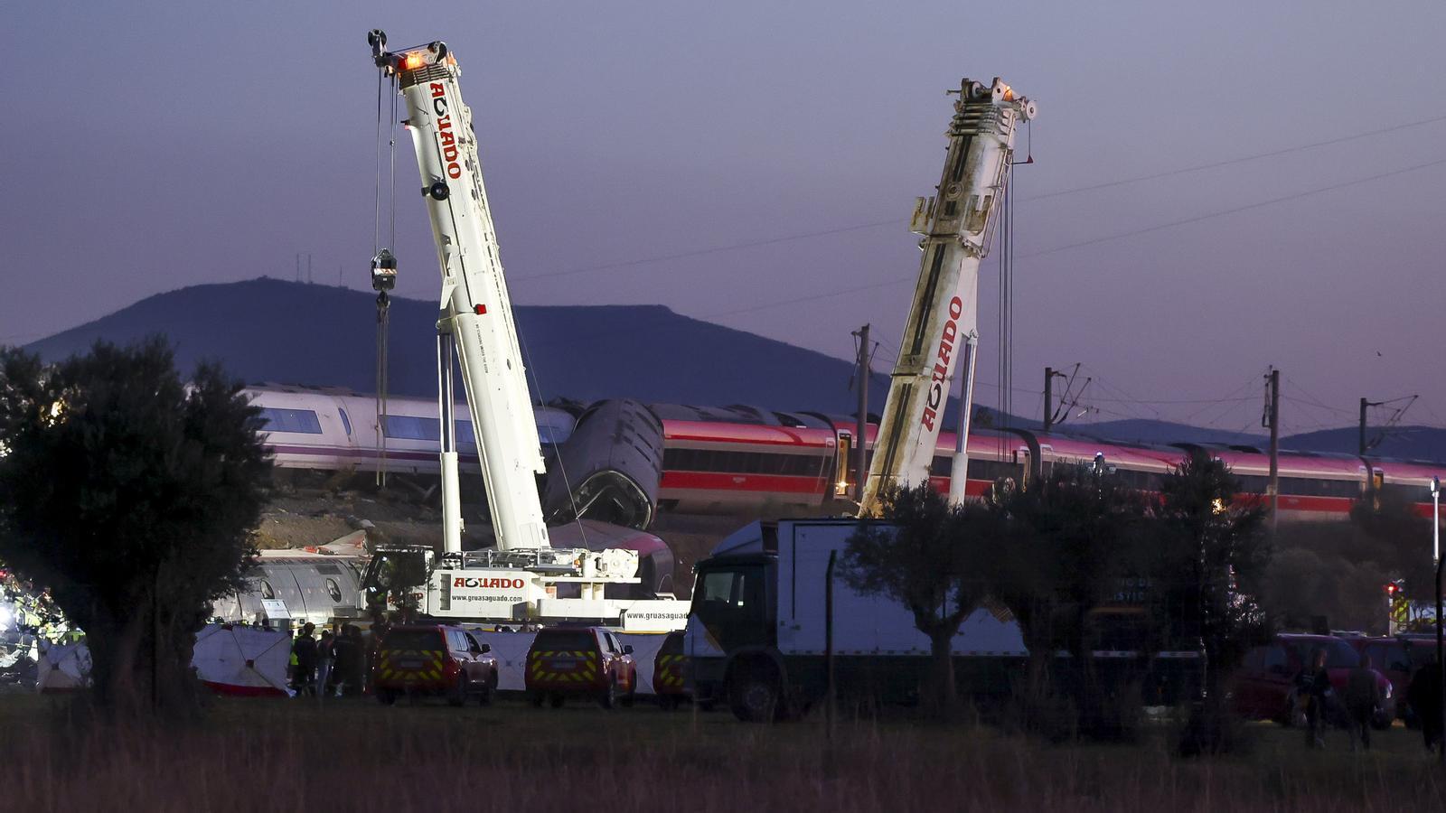 Las grúas trabajando para retirar los trenes accidentados en Urda