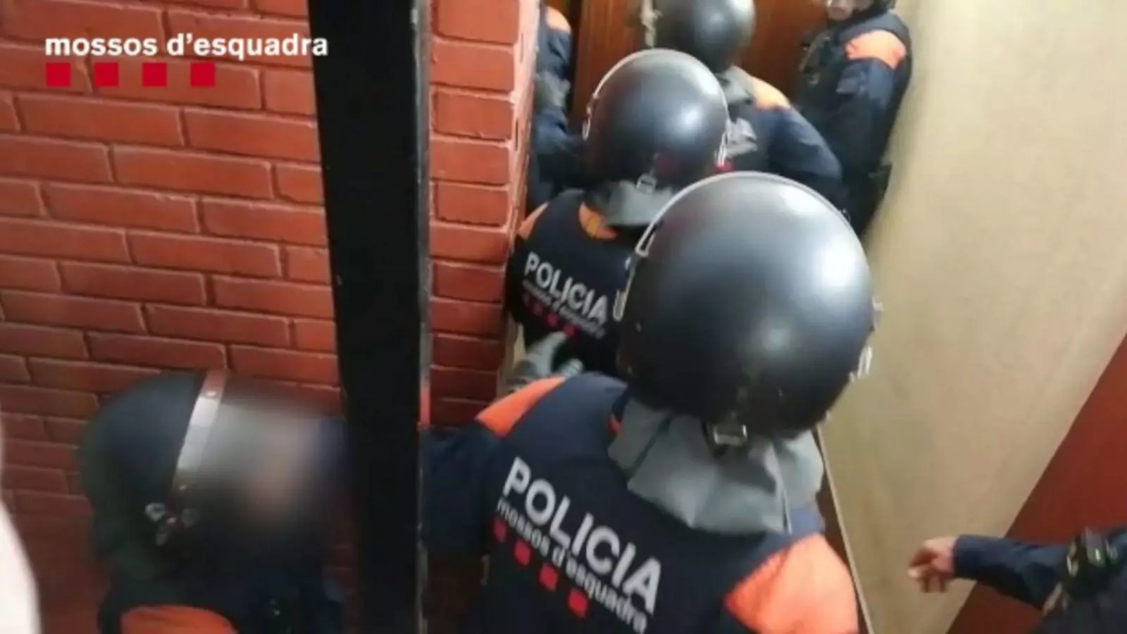 Els agents dels Mossos d'Esquadra abans d'entrar a l'immoble d'un dels lladres que assaltava taxistes.