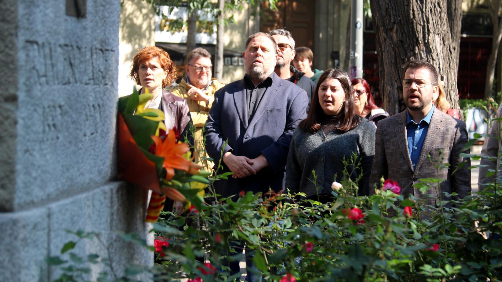 Pere Aragonès, al lado de Mar Besses, Oriol Junqueras y Elisenda Alamany en el acto de ERC ante el monumento de Francesc Layret