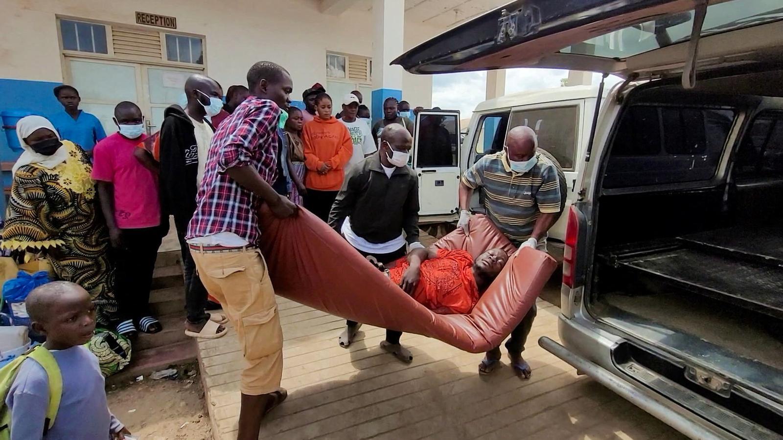 Un hombre es trasladado en ambulancia cuando llega al hospital general de Bunia, en el Congo, este sábado 16 de mayo.