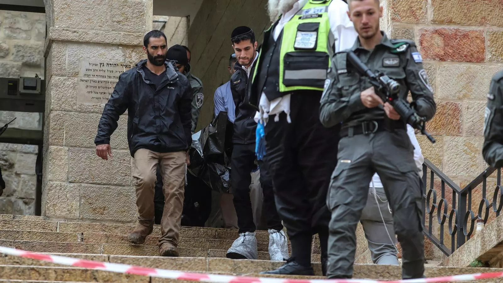 Personal de seguretat israelià a l'escena d'un atac a Jerusalem