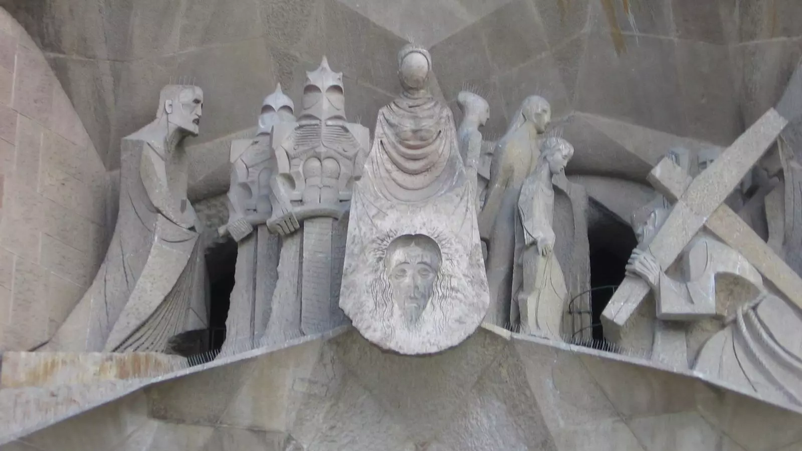 La Verònica, un dels grups escultòrics de Subirachs a la Sagrada Família