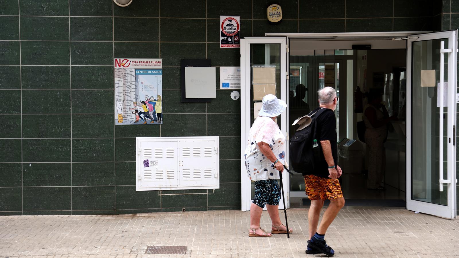 Tourists at the Arenal health center.