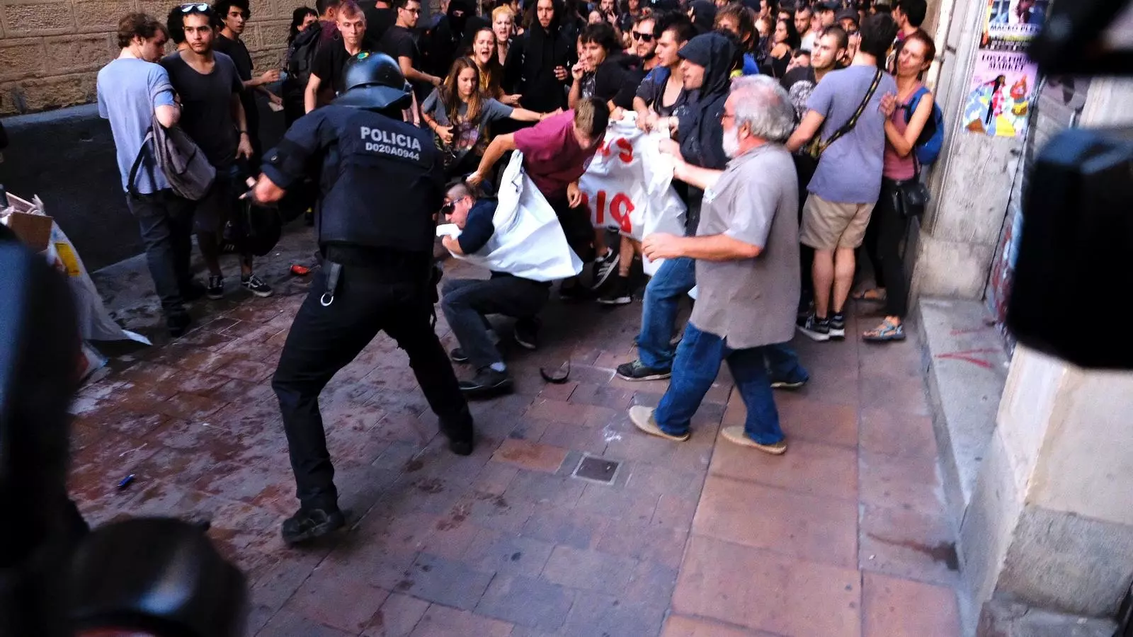Agents antidisturbis dels Mossos intervenint contra la capçalera de la manifestació