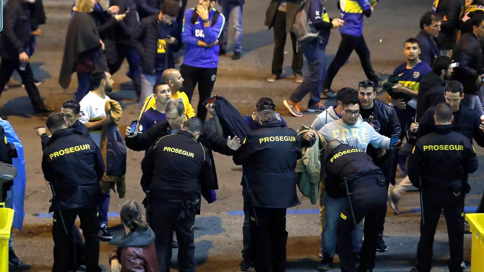 Obliguen a aficionats de Boca Juniors a llençar mocadors grocs a les portes del Bernabéu