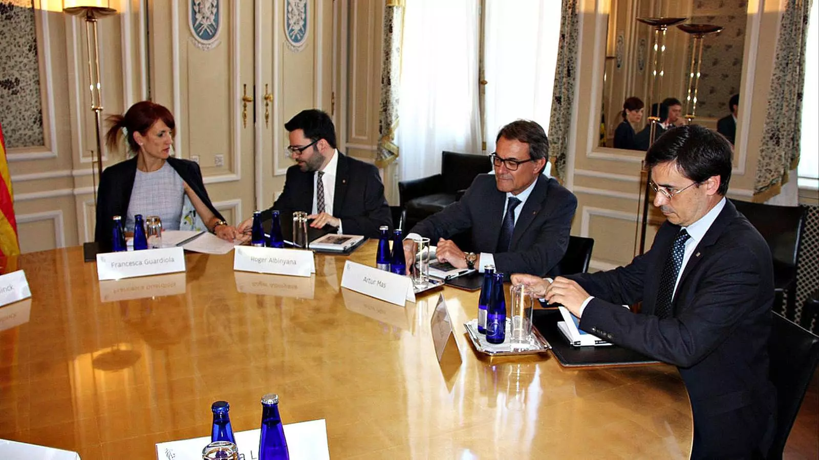 Imatge de l’expresident Artur Mas amb ex alts càrrecs amb responsabilitats en l’acció exterior durant un viatge.