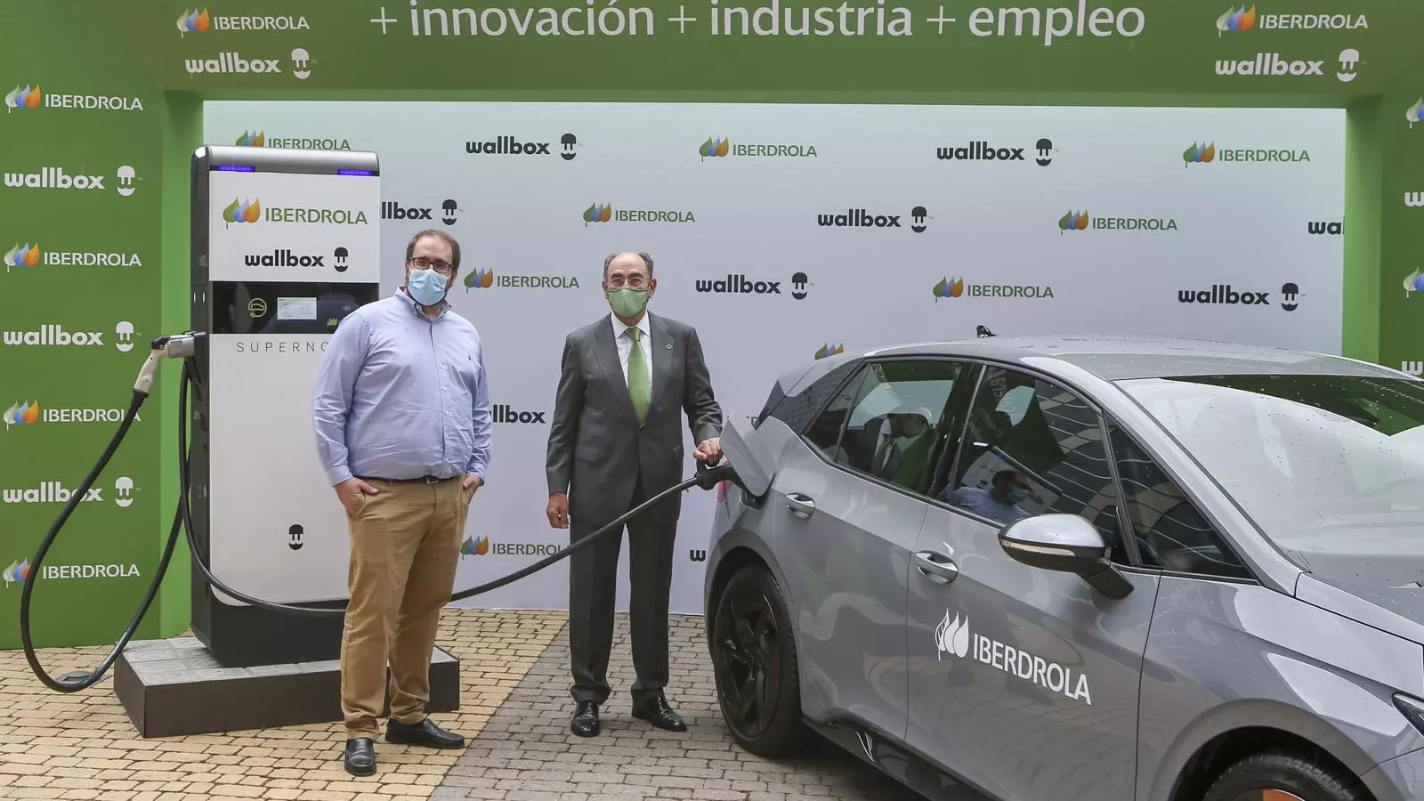 Ignacio Galán, president d'Iberdrola, i Enric Asunción, conseller delegat de Wallbox, carreguen un Seat Cupra amb un carregador Supernova.