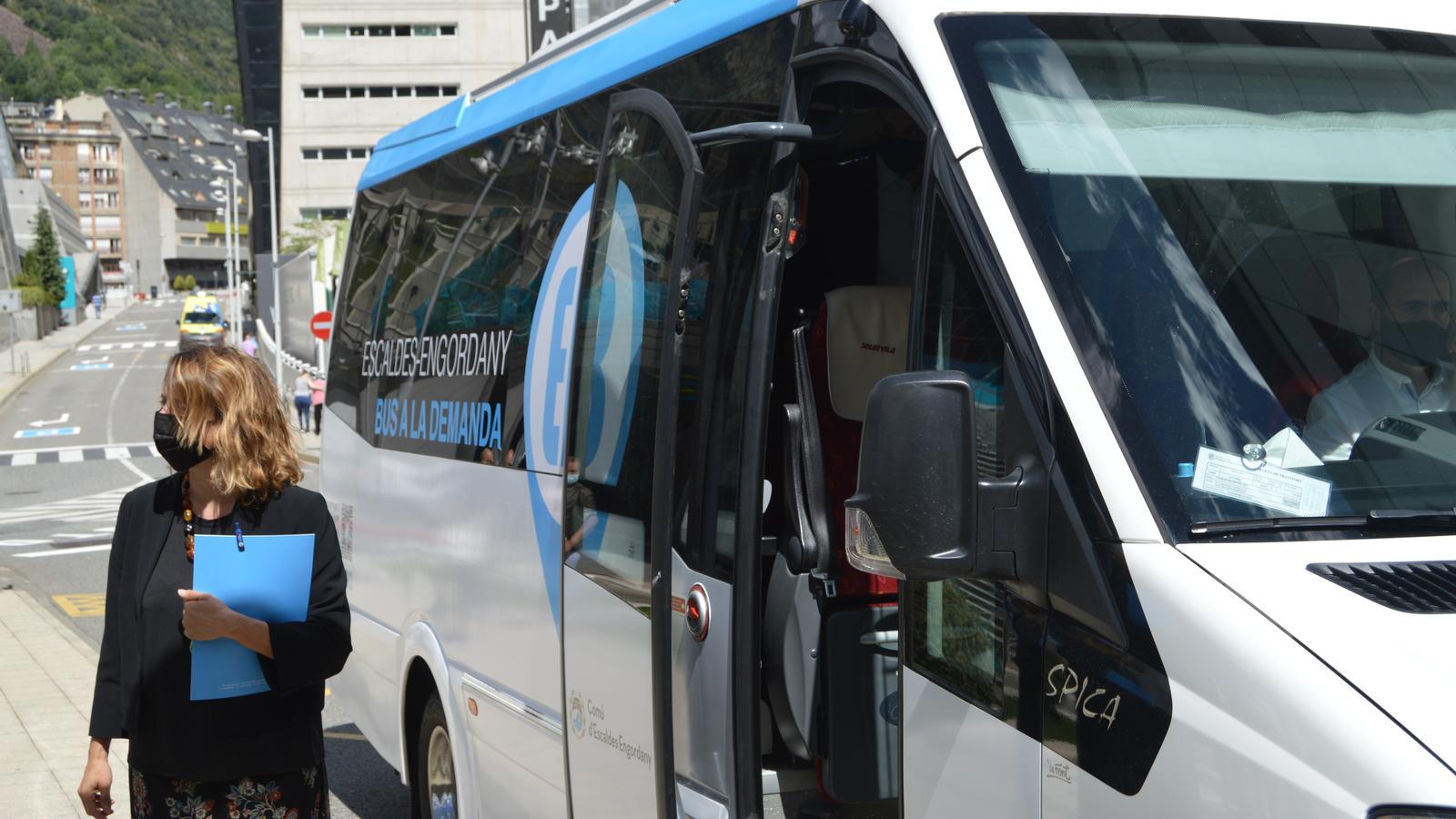 La cònsol major d'Escaldes-Engordany, Rosa Gili, abans de pujar al bus.