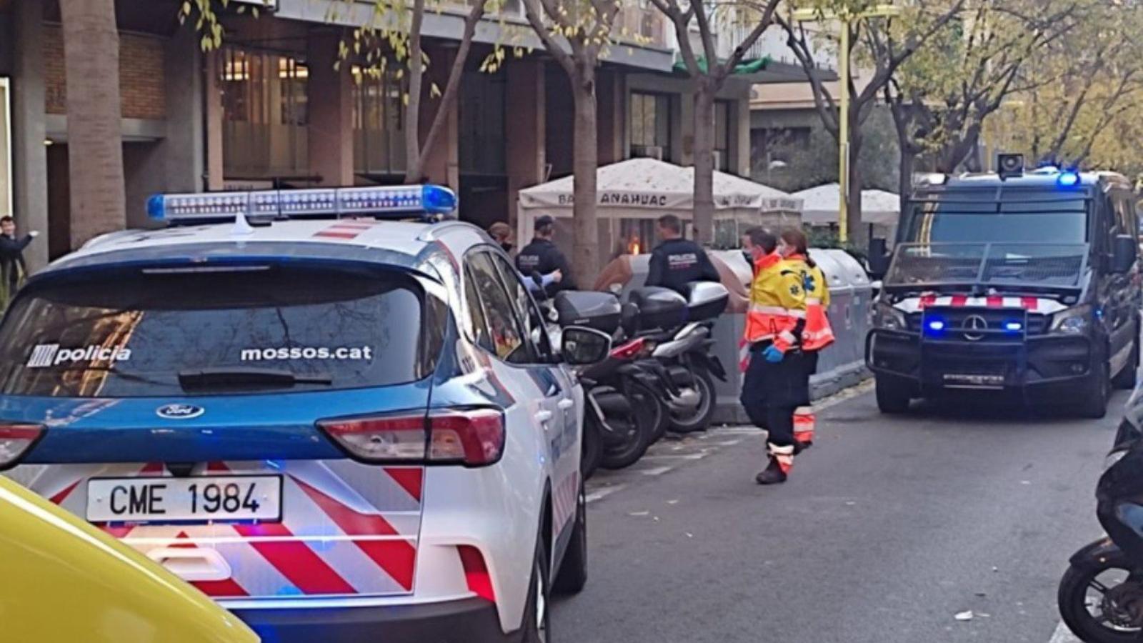 Moment de la detenció de l'home al carrer Tuset de Barcelona.