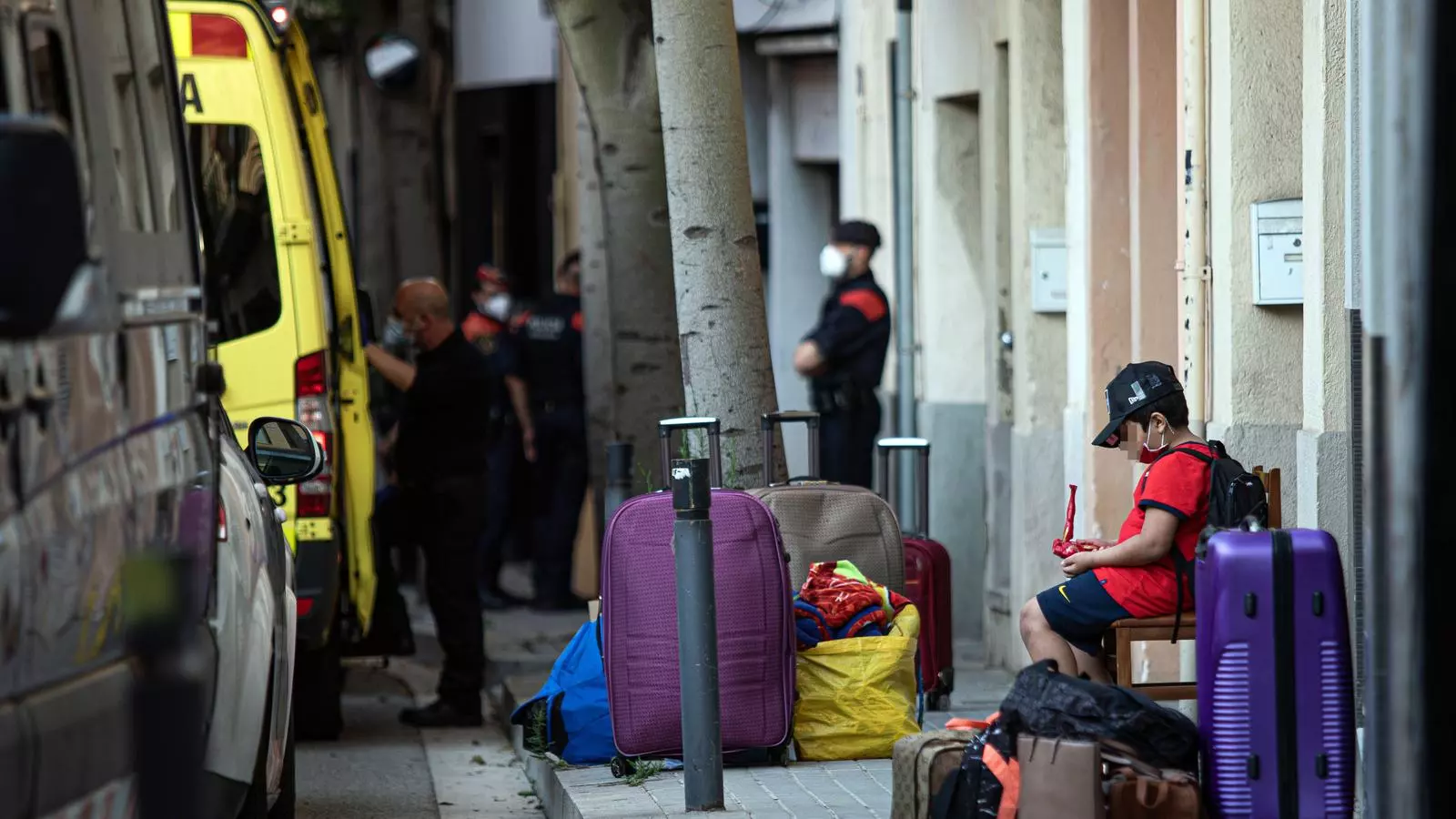 Un menor (amb la cara pixelada) a la porta de la que era casa seva, al carrer Sagunt, en el moment de ser desnonat