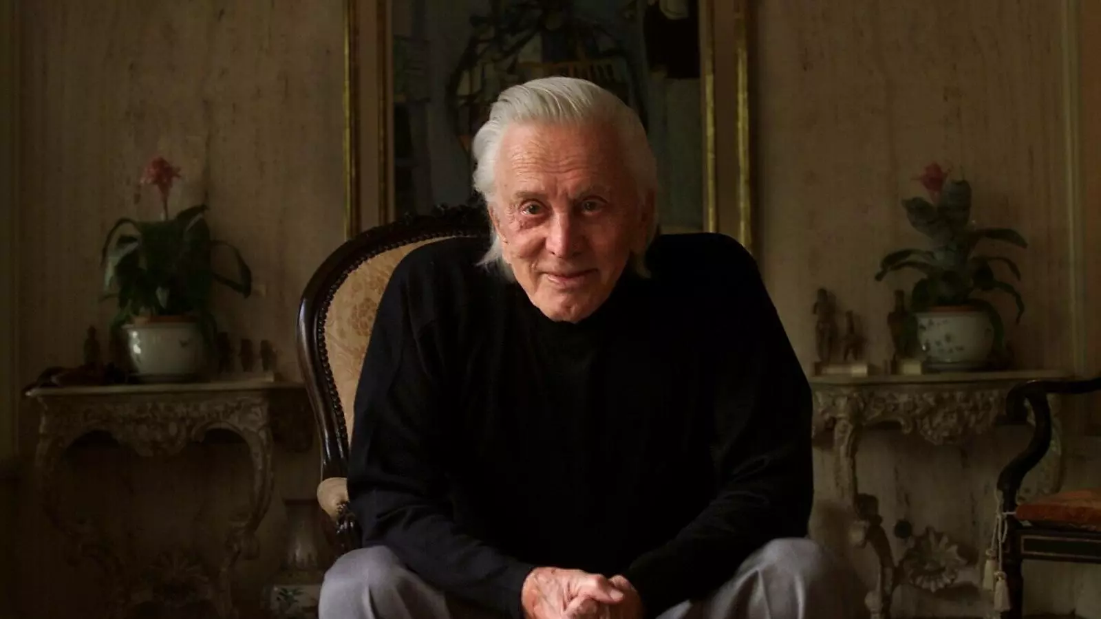 Kirk Douglas, l'any 2001, a la seva residència de Beverley Hills
