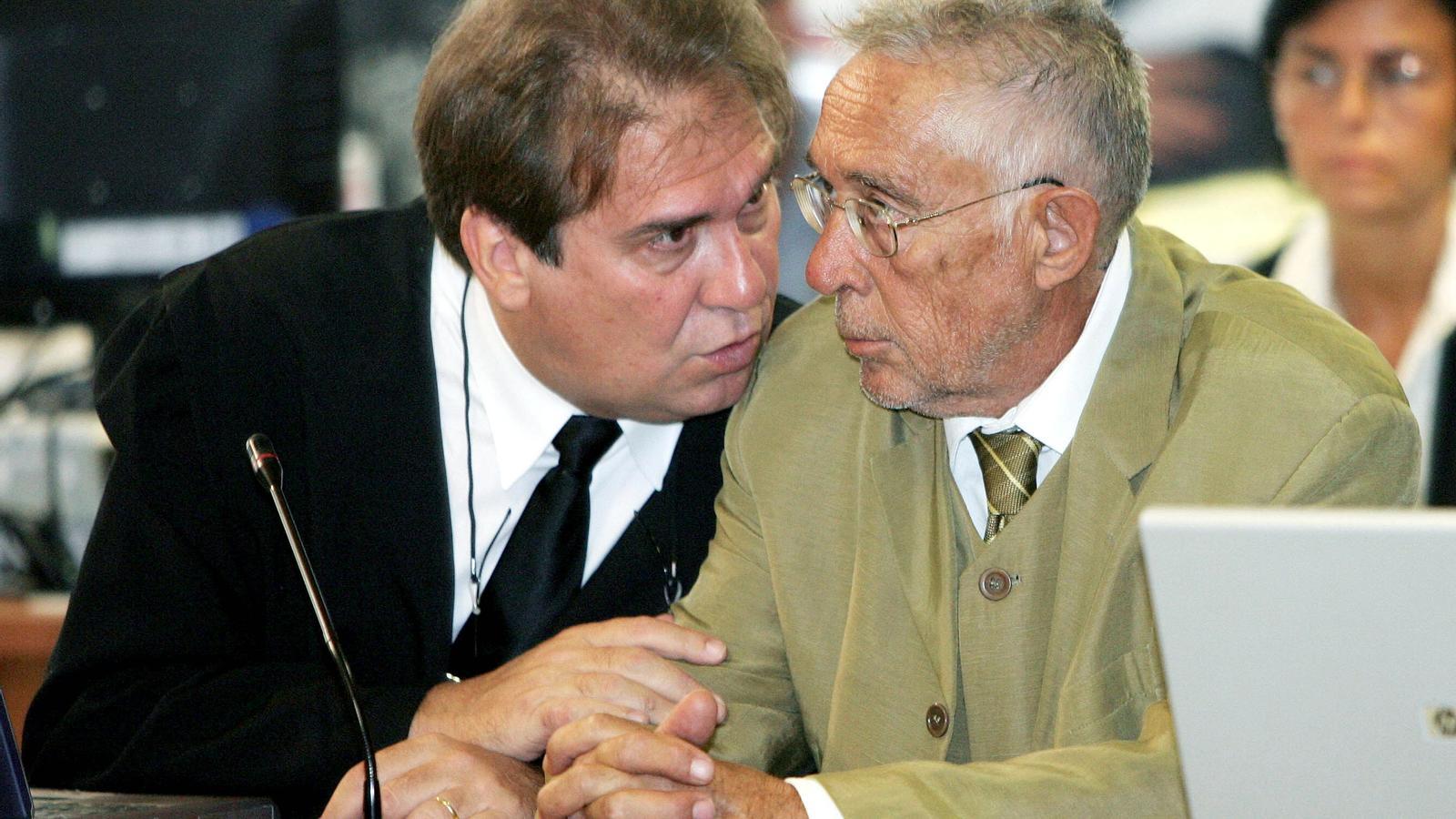 The anesthetist Juan Maeso with his lawyer, Francisco Davó, in court. EFE/Juan Carlos Cárdenas