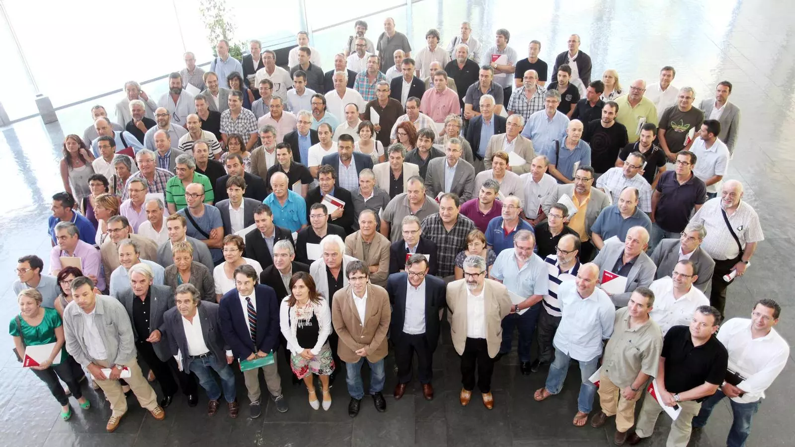 Els representants dels municipis adherits a l'Associació de Municipis per la Independència es van fer una foto de família al Palau de Congressos de Girona.