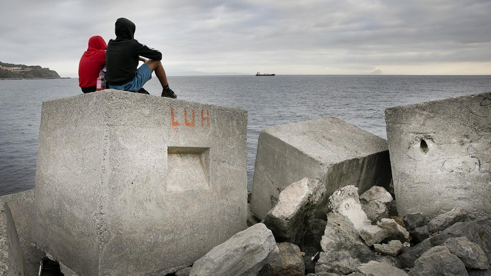 Dos nois de 15 i 17 anys, el 20 de maig a l’escullera del port de Ceuta, on havien dormit. La seva intenció era arribar a la península en algun vaixell dels que fan la ruta entre Ceuta i Algecires.