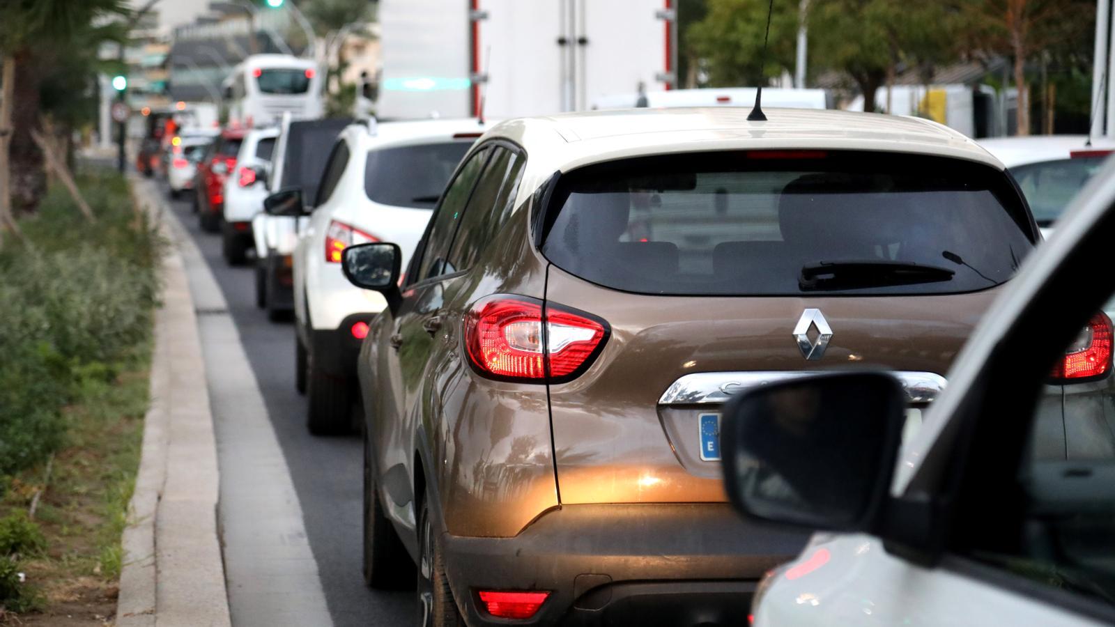 The saturation of vehicles is accentuated in summer, but it is there all year round