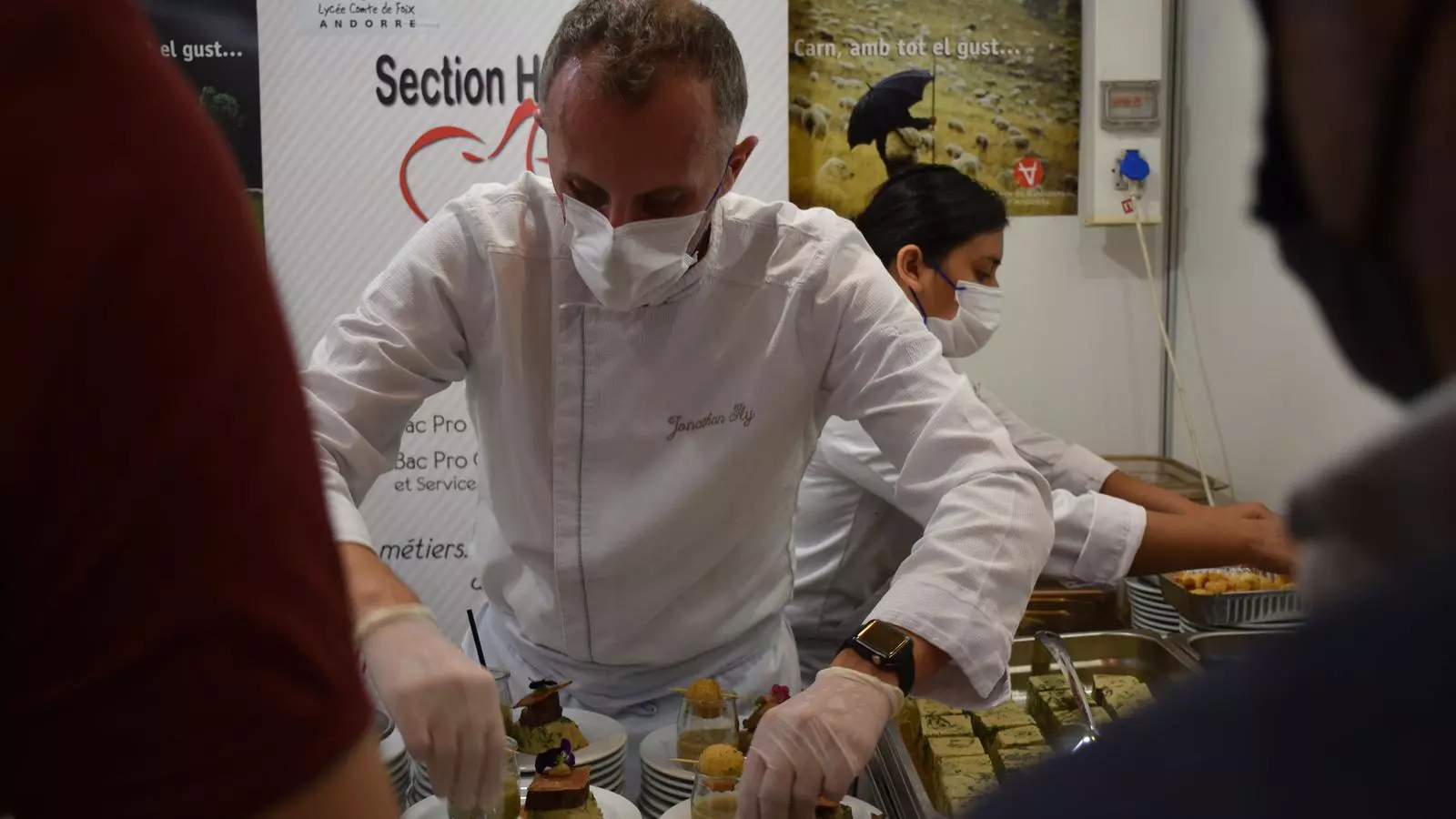 Un dels restauradors a la 29a mostra gastronòmica d'Ordino servint un plat.