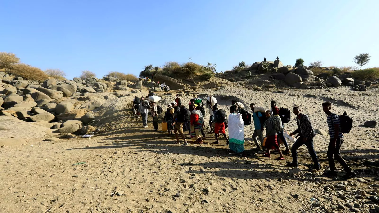 Un grup de refugiats etíops fugen de la regió del Tigre per arribar al Sudan.