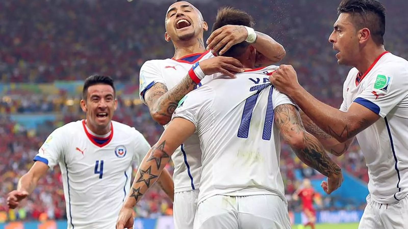 Vargas celebra el gol contra Espanya amb els seus companys de Xile / EFE