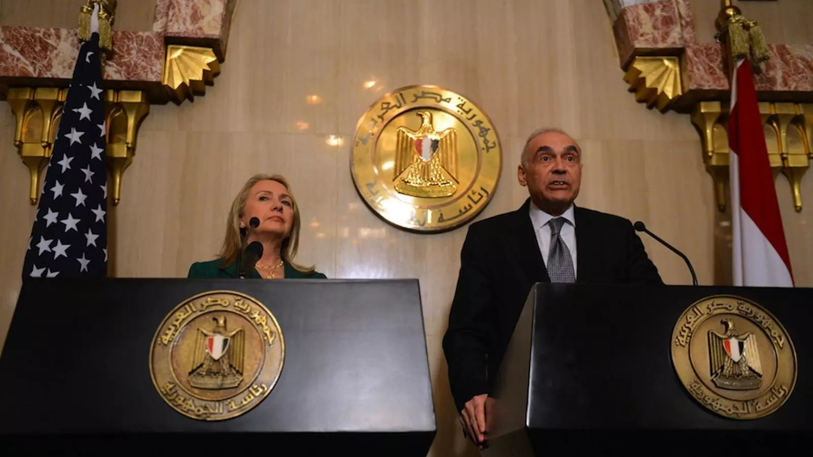 Clinton amb el ministre d'Exteriors egipci, Mohamed Kamel. AFP