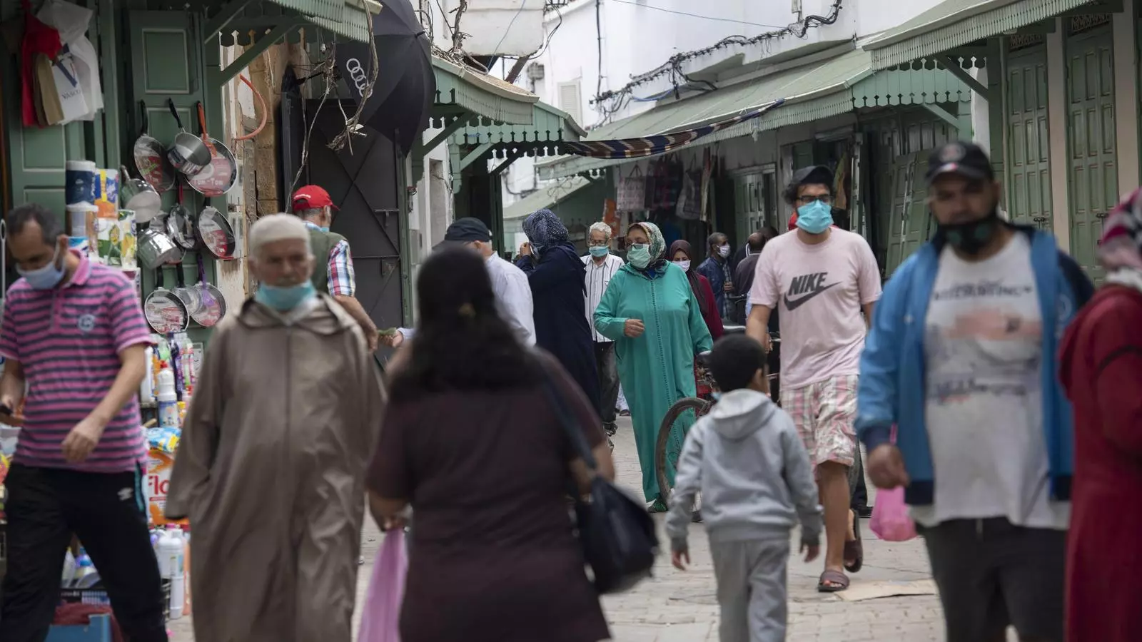Gent amb mascareta a un carrer de Rabat, Marroc