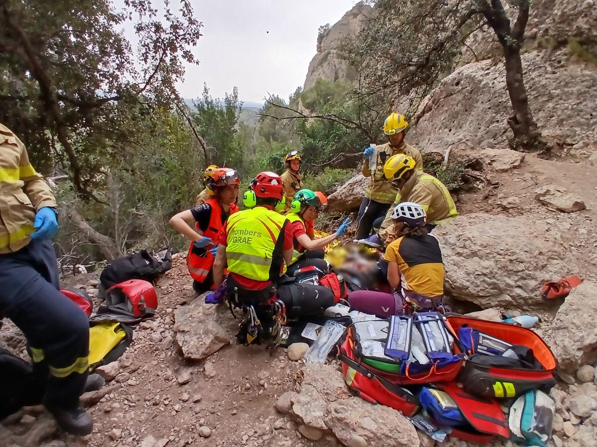 Els serveis d'emergència executant les tasques de rescat dels dos escaladors a Montserrat.