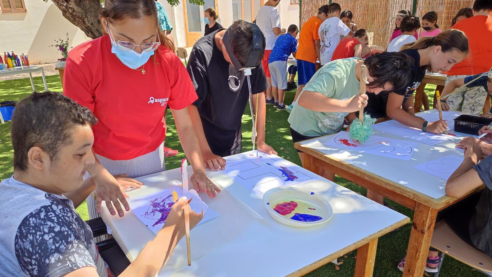 Alumnes del CEIP Blanquerna i del CCEE Pinyol Vermell (Aspace)  participen en una activitat d’arts plàstiques conjunta.