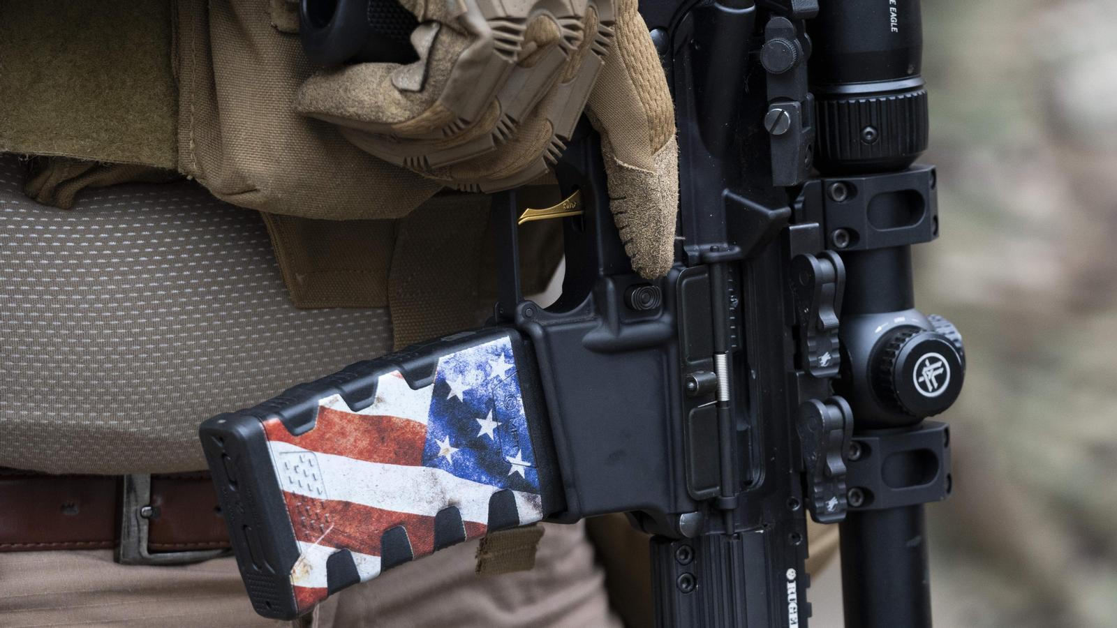 Un fusil AR-15 con la bandera estadounidense el lunes 15 de enero de 2024 durante una manifestación por los derechos de las armas cerca de Capitol Square a Richmond.