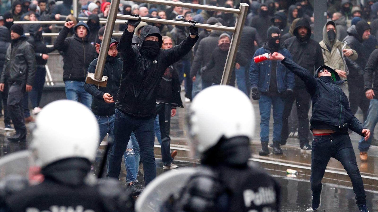 Els manifestants s'enfronten a la policia durant la protesta d'aquest diumenge a Brussel·les.