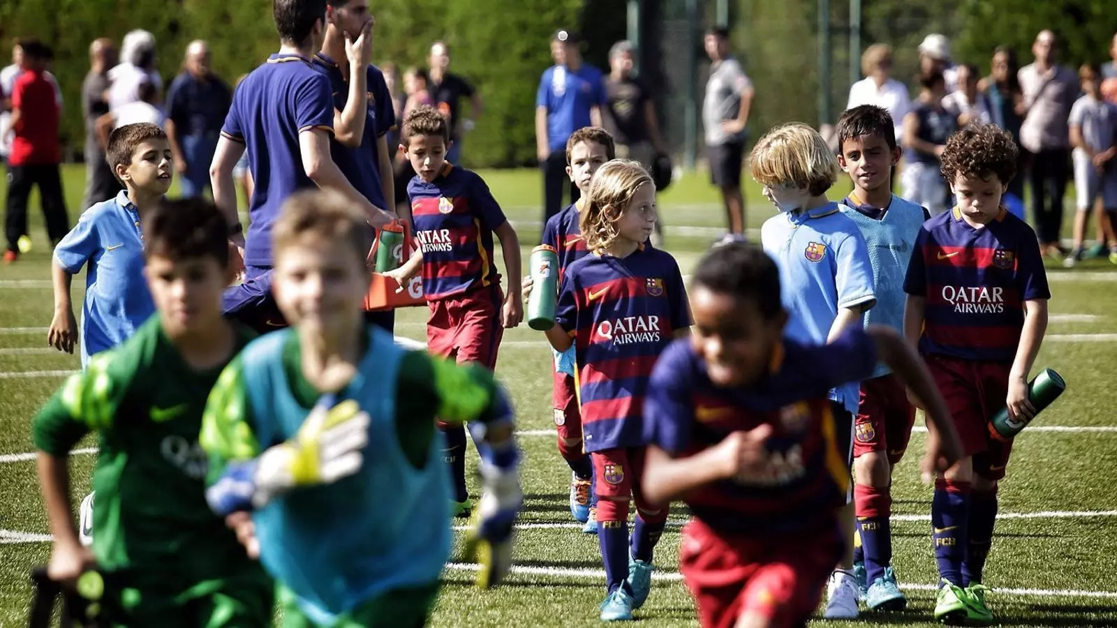 Els jugadors del benjamí C del Barça durant un partit a la Ciutat Esportiva Joan Gamper.