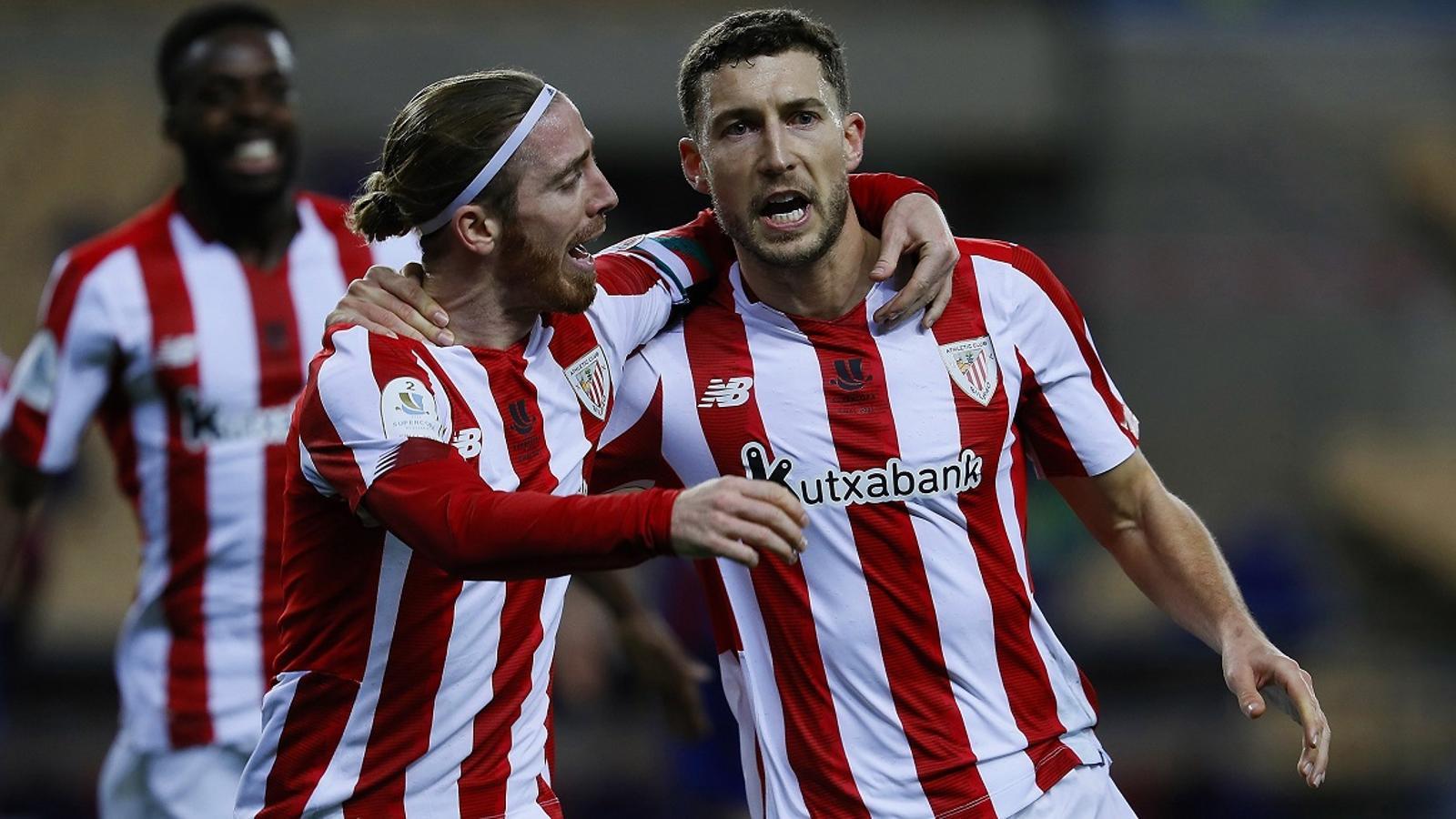 Óscar de Marcos, rebent la felicitació de Muniain després de marcar el primer gol de l'Athletic a la final de la Supercopa contra el Barça