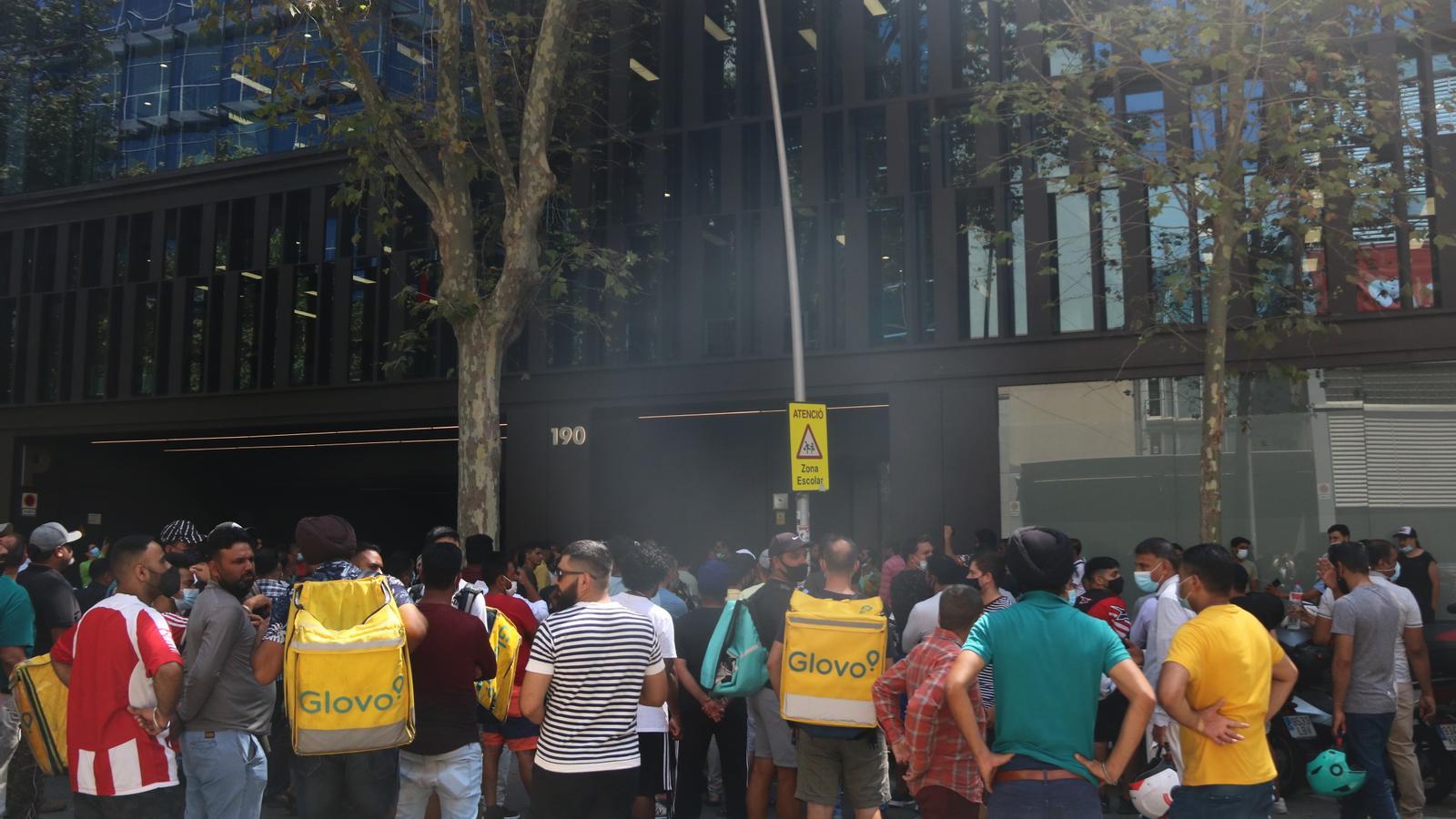 Els 'riders' de Glovo concentrats davant la seu de l'empresa per protestar contra els canvis dins l'apliació arran de la 'llei rider'