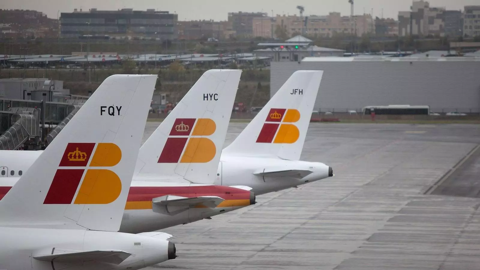 Iberia vol acomiadar 4.500 treballadors i reduir el salari de la resta entre un 25% i un 35%.