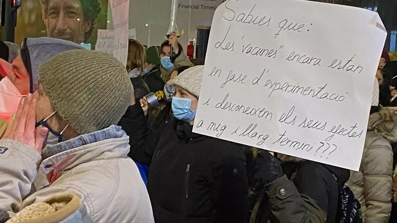 Una pancarta contrària a la vacunació.