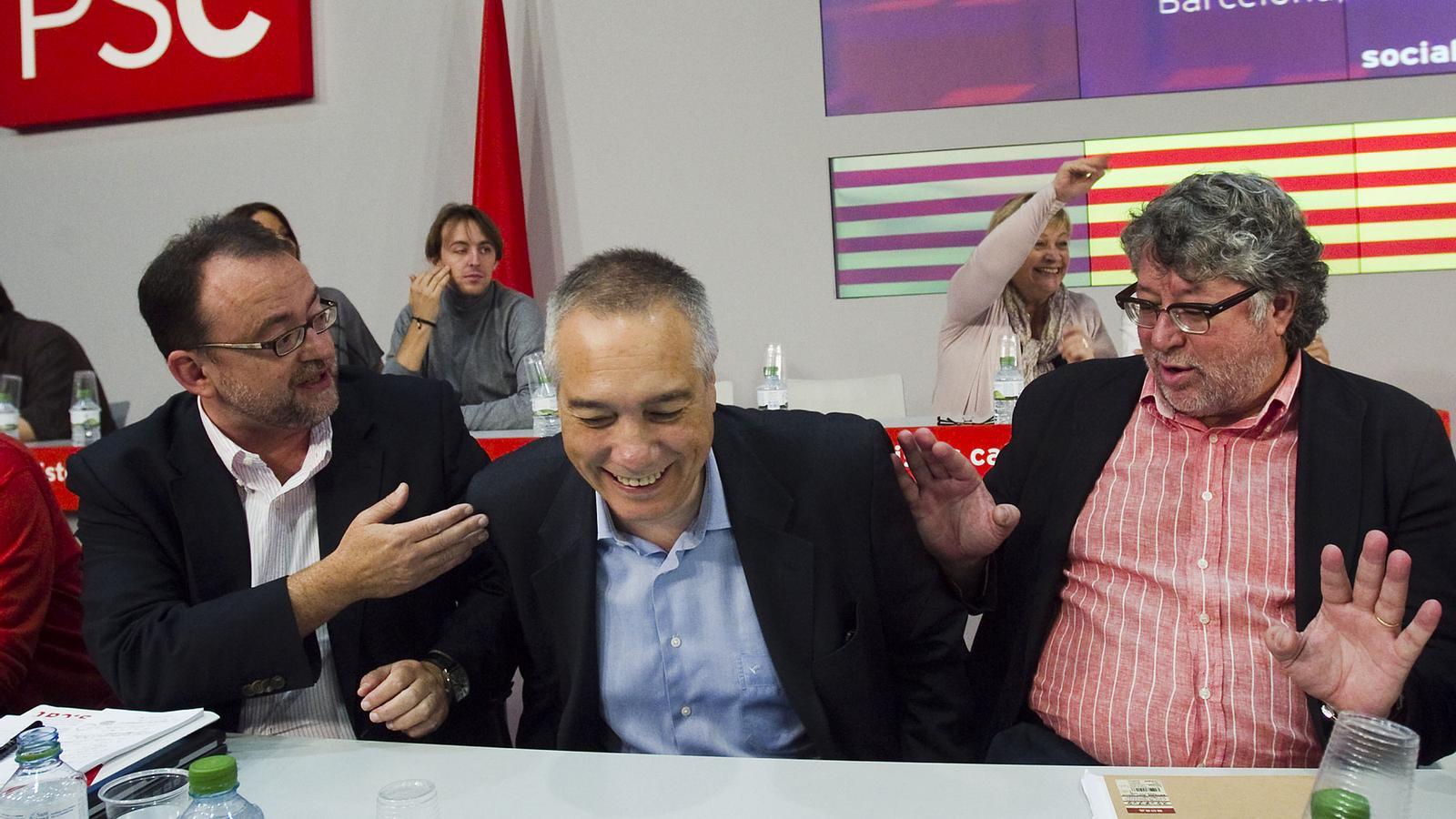 CANDIDAT DE L'APARELL Pere Navarro, ahir, acompanyat pel cap de campanya, Daniel Fernández, i el secretari d'acció política, Antonio Balmón.
