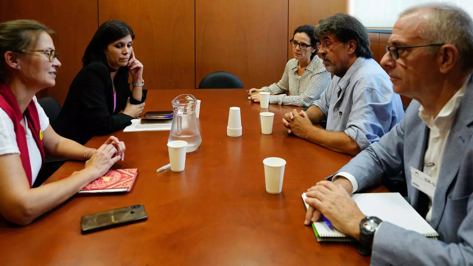 Reunió entre Marta Vilalta i Meritxell Serret (ERC) -a l'esquerra- i Ada Ferrer, Jordi Pesarrodona i Josep Lluis Rodríguez (ANC) -a la dreta-.