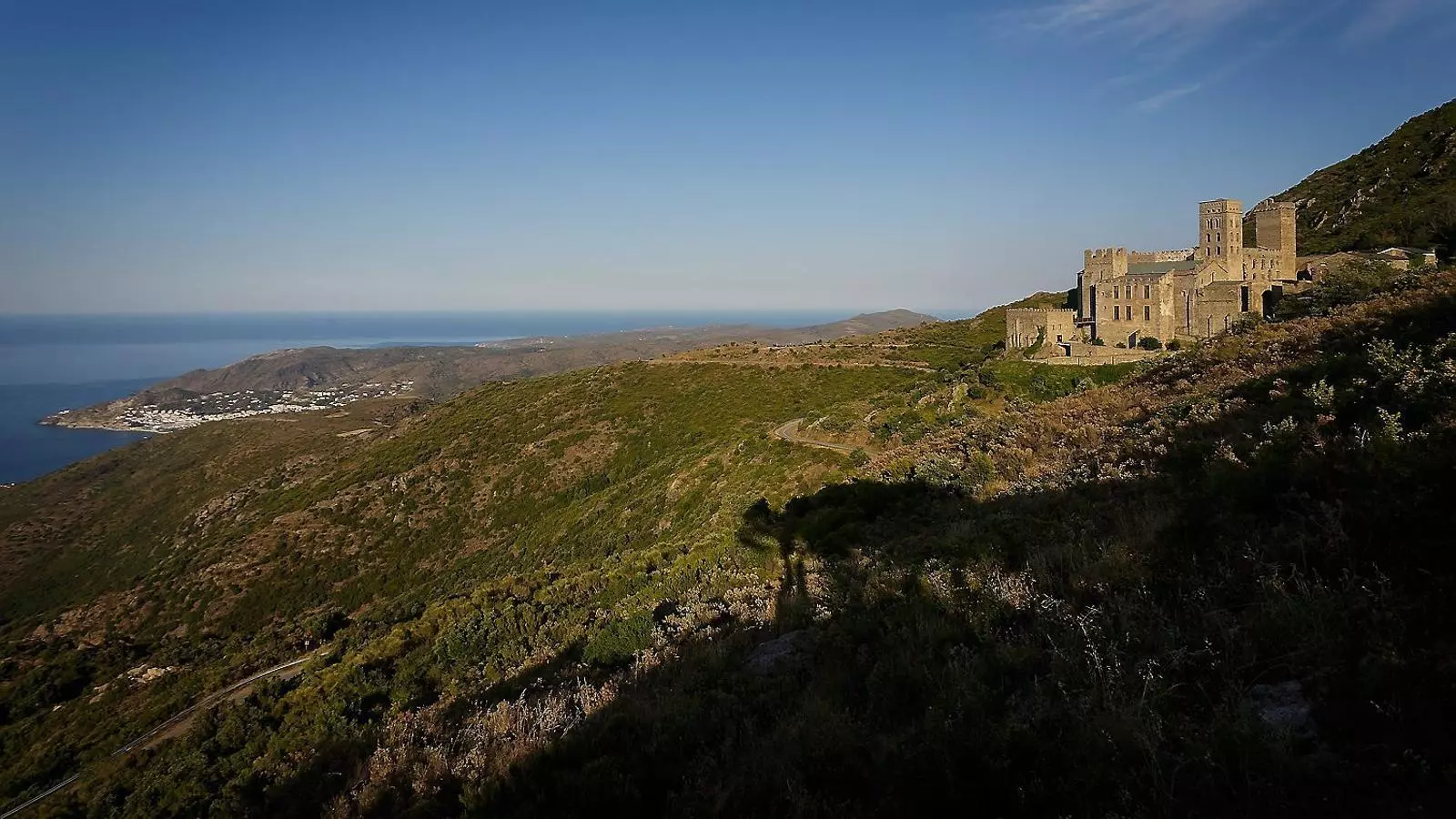 Les vistes espectaculars que ofereix el monestir als visitants contrasten amb la duresa del clima de la zona.