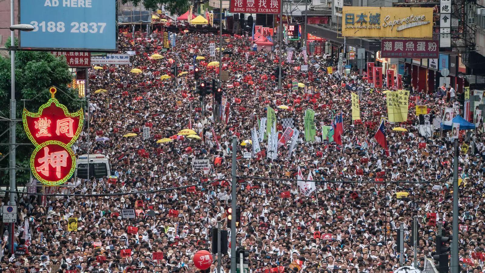 Manifestants al centre de Hong Kong contra la llei d'extradició a la Xina.