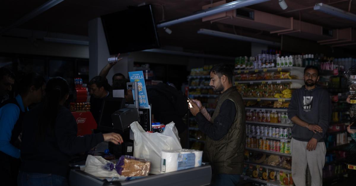 Malgrat els quatre informes tècnics, una investigació oberta per Competència i dues comissions parlamentàries, encara queden algunes incògnites per resoldre sobre l'apagada massiva que va afectar la península Ibèrica el 28 d'abril de l'any passat