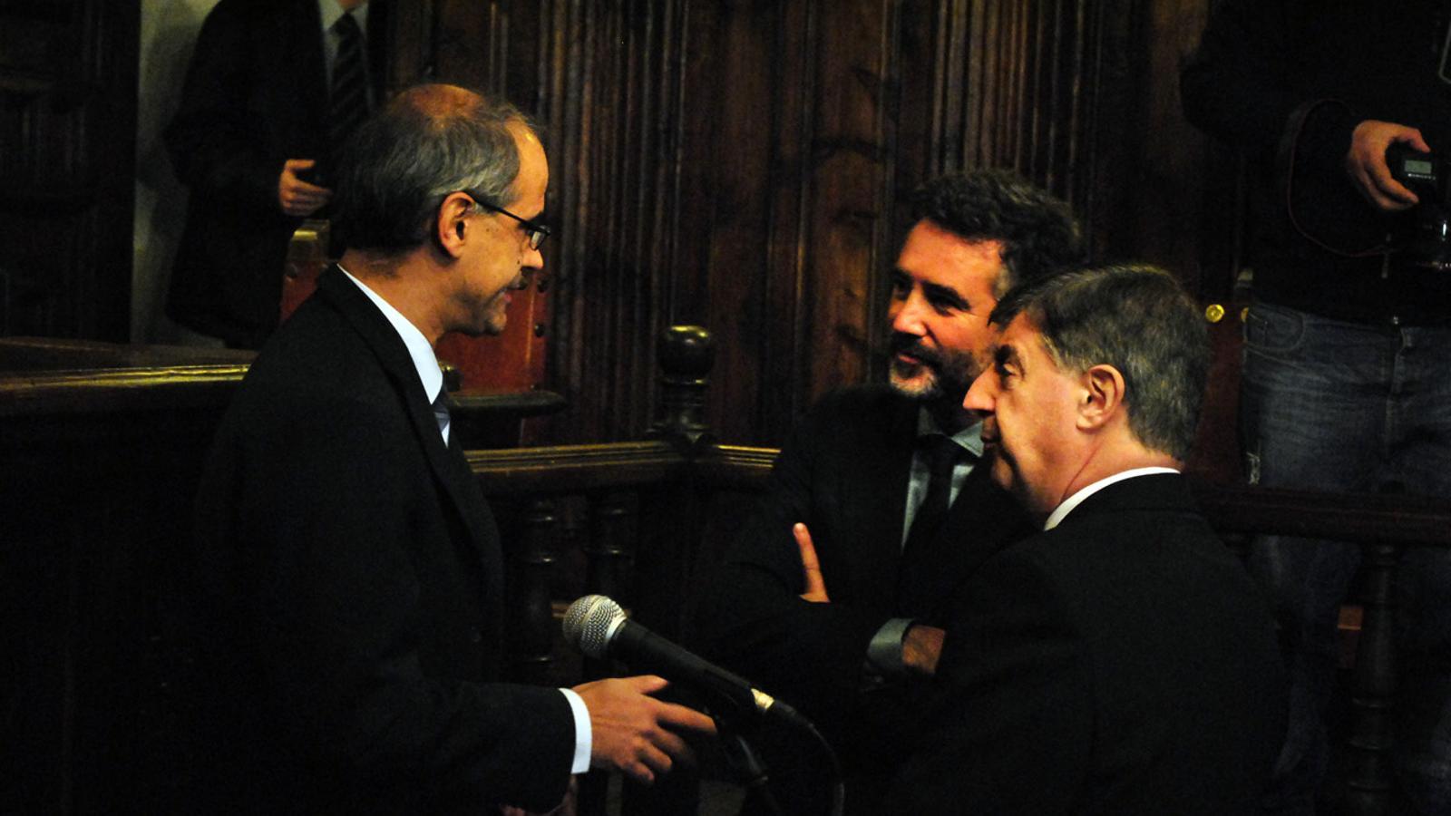 El cap de Govern, Toni Martí, conversa amb el síndic general, Vicenç Mateu, i el president del CSJ, Enric Casadevall.