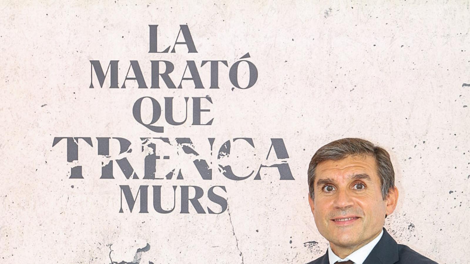 Lluís Bernabé, al costat del lema de La Marató 2021