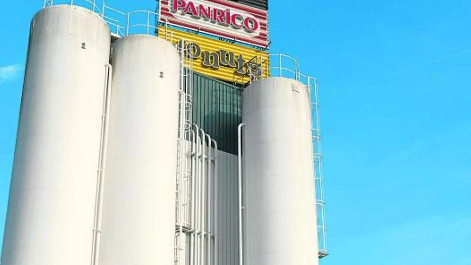 BLOQUEIG Els empleats de la fàbrica catalana fan torns concentrats a les portes de les instal·lacions per impedir-ne l'accés i es neguen a desconvocar la vaga fins que no cobrin el 100% del setembre i l'empresa retiri el pre concurs de creditors.