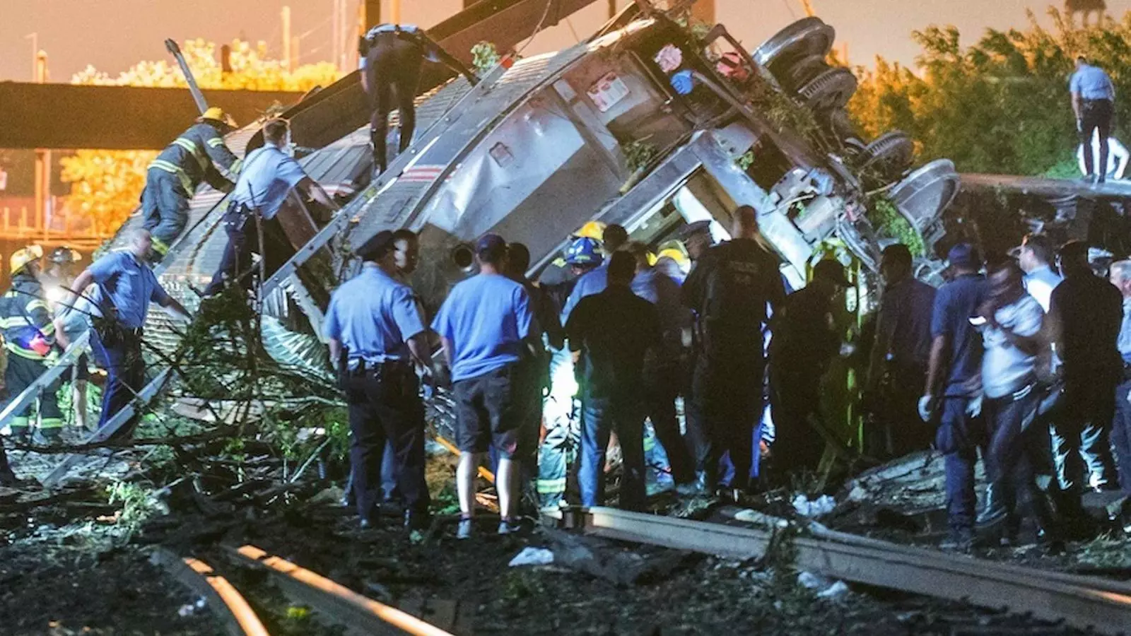 Més d'un centenar d'efectius participen en les tasques de rescat en l'accident ferroviari. BRYAN WOOLSTON / REUTERS
