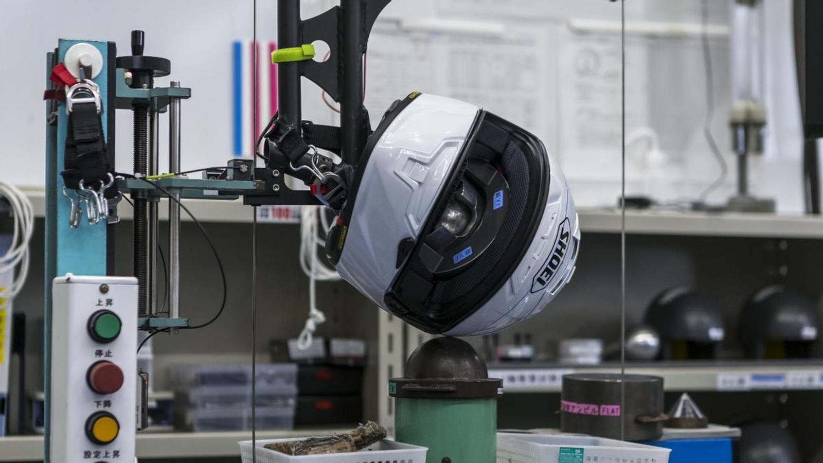 Point where the resistance of the helmet is tested in the Shoei factory.