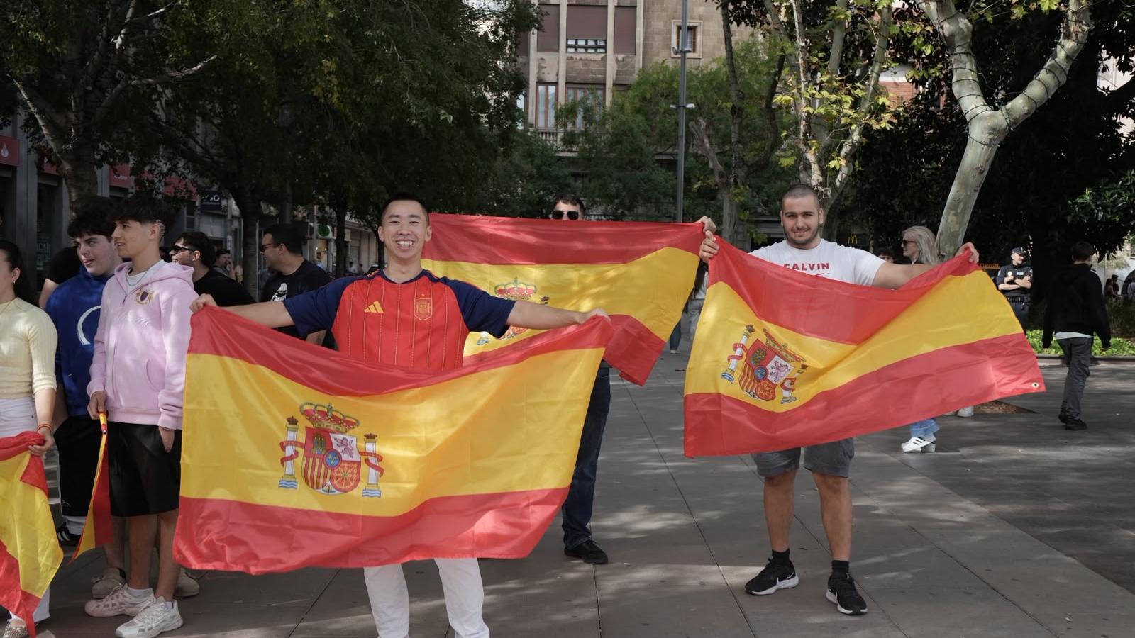 Jóvenes simpatizantes de Vox en la Plaza de España este sábado