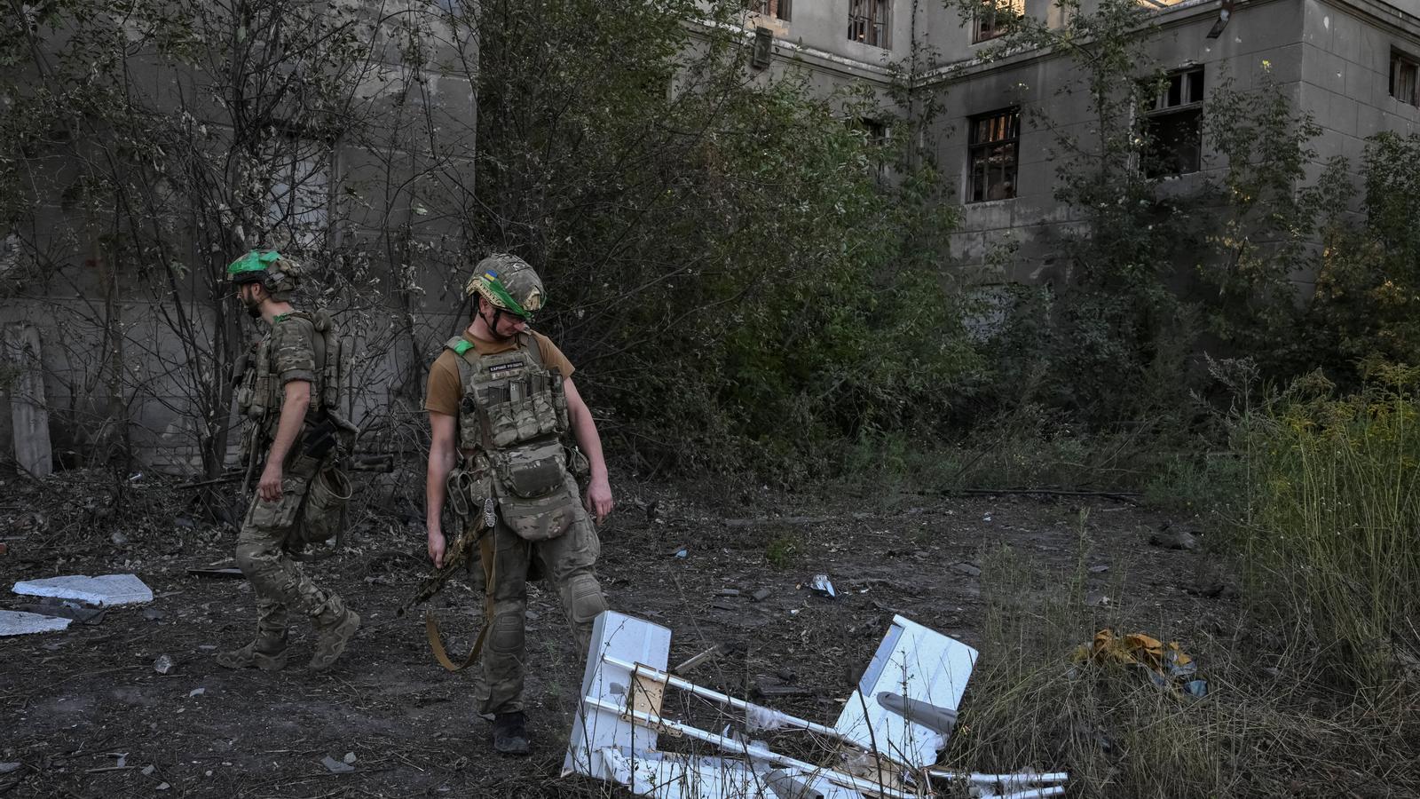 Militares ucranianos inspeccionan un dron ruso abatido en la ciudad de Druzhkivka, en la región de Donetsk, Ucrania.